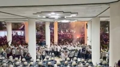 "Suasana aksi unjuk rasa ribuan mahasiswa di depan Gedung DPRD Provinsi Kalimantan Barat, Pontianak, Jumat (29/8/2025) sore. Aksi ini merupakan gelombang ketiga yang berujung ricuh pada malam hari. (Dok. Dhn/Faktakalbar.id)"