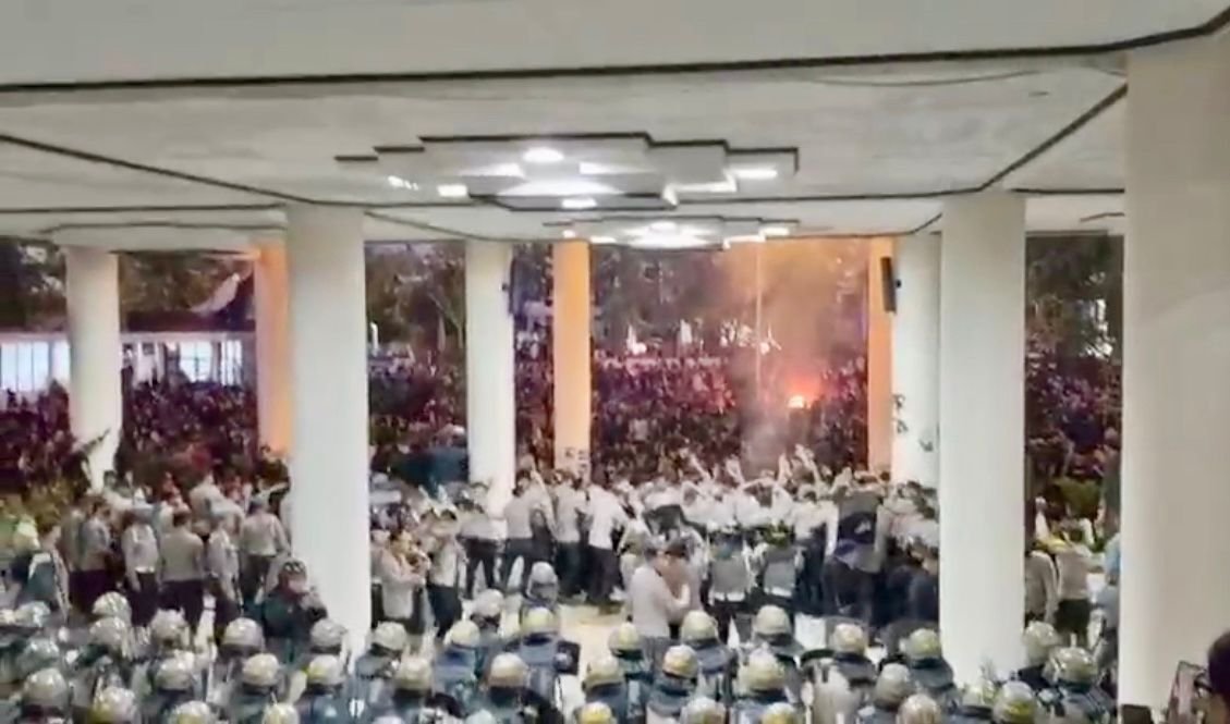 "Suasana aksi unjuk rasa ribuan mahasiswa di depan Gedung DPRD Provinsi Kalimantan Barat, Pontianak, Jumat (29/8/2025) sore. Aksi ini merupakan gelombang ketiga yang berujung ricuh pada malam hari. (Dok. Dhn/Faktakalbar.id)"