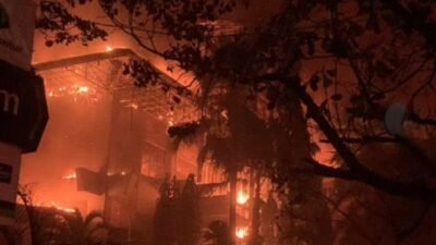 "Kerusuhan di Makassar memuncak dengan terbakarnya Gedung DPRD Kota dan Provinsi. Seorang pejabat tewas setelah terjun dari lantai 4 untuk menghindari api. (Dok. Fakta Makassar)"