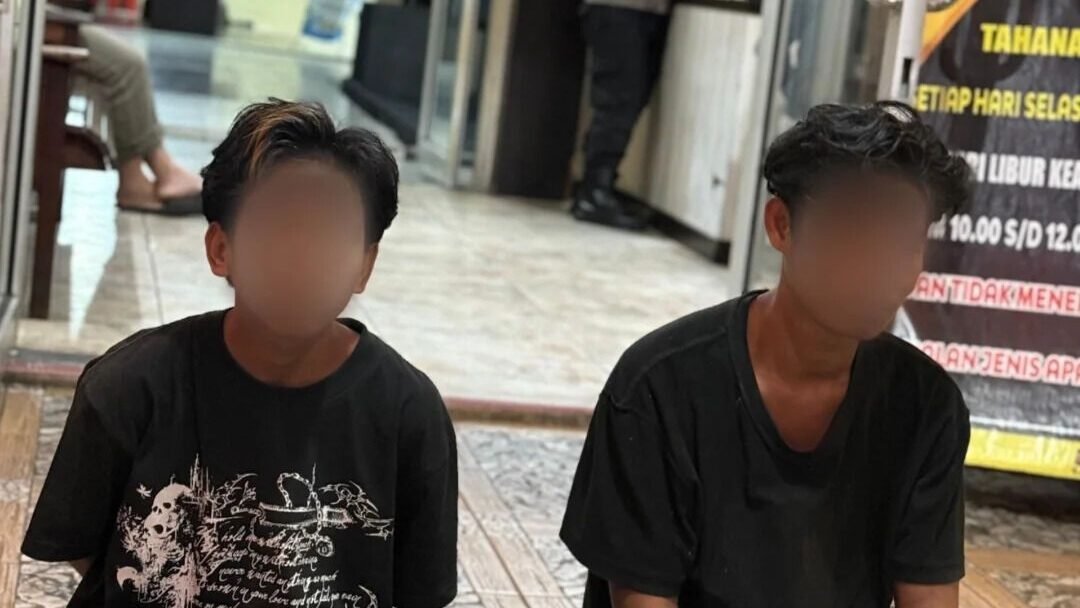 Kedua terduga pelaku pencurian bibit lele saat di Mapolsek Pontianak Selatan.