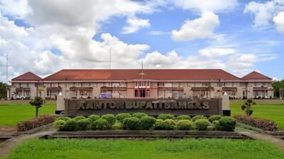 Gedung Kantor Bupati Sambas. Dugaan korupsi proyek fiktif di Kabupaten Sambas yang menyeret nama Sekda. (Dok. Pemkab Sambas)