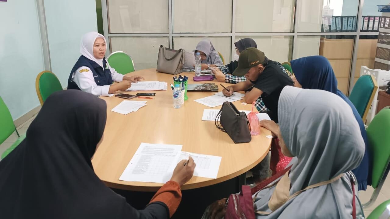 Edukator kesehatan Ns Istafiyana memberikan penjelasan kepada pasien mengenai pentingnya mengelola stres dan menjaga kesehatan mental dalam menghadapi diabetes di RSUD Sultan Syarif Mohamad Alkadrie, Pontianak.