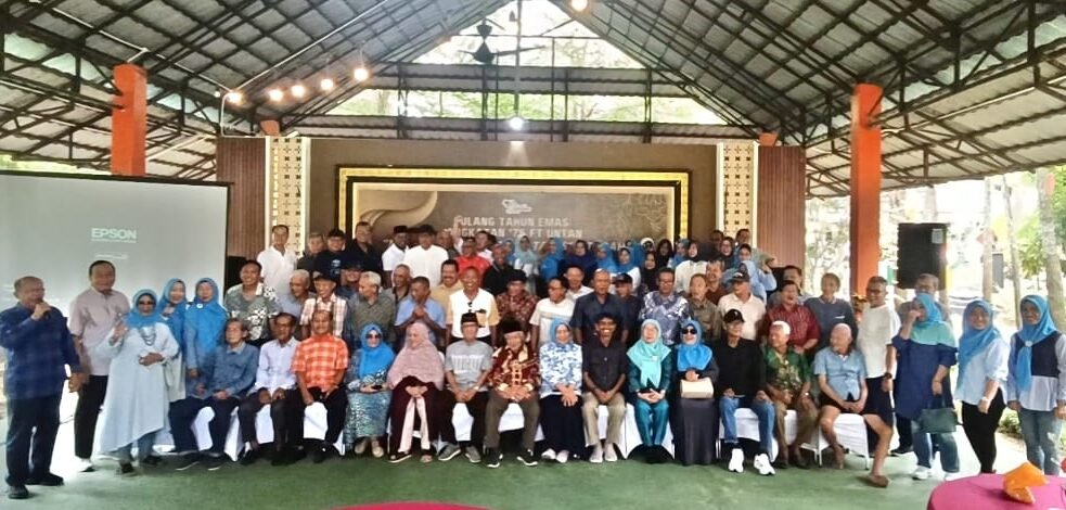 Para alumni Angkatan 75 Fakultas Teknik Universitas Tanjungpura (FT UNTAN) berfoto bersama dalam perayaan Ulang Tahun Emas yang penuh kehangatan dan nostalgia di New Agro Rekadena.