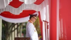 "Gubernur Kalbar, Ria Norsan, memimpin upacara HUT ke-80 RI dan mengajak generasi muda untuk berperan aktif dalam pembangunan demi mewujudkan Indonesia Emas 2045. (Dok. Adpim)"