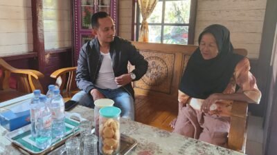 Seorang guru ngaji di Sambas akan segera menunaikan ibadah Umrah setelah rumahnya terbakar, berkat bantuan para dermawan.