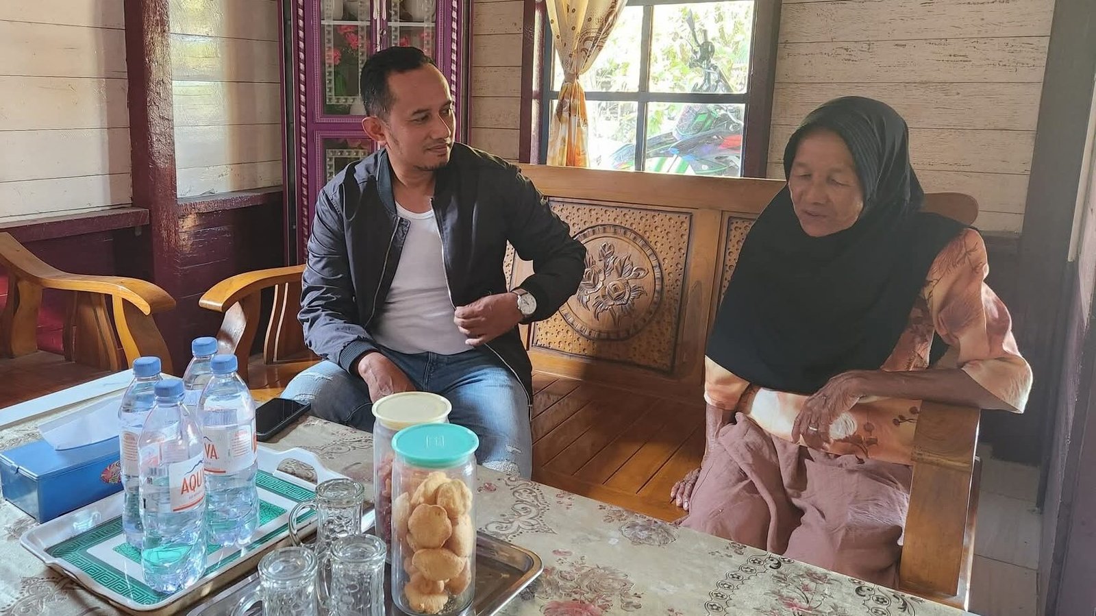 Seorang guru ngaji di Sambas akan segera menunaikan ibadah Umrah setelah rumahnya terbakar, berkat bantuan para dermawan.