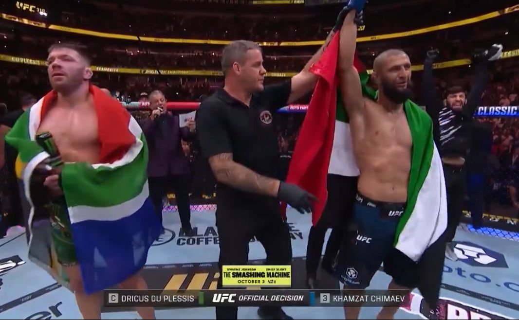 "Khamzat Chimaev menjadi juara dunia baru kelas menengah usai menang angka mutlak atas Dricus Du Plessis dalam pertarungan dominan di UFC 319. (Dok. Tangkapan Layar Live ESPN)"