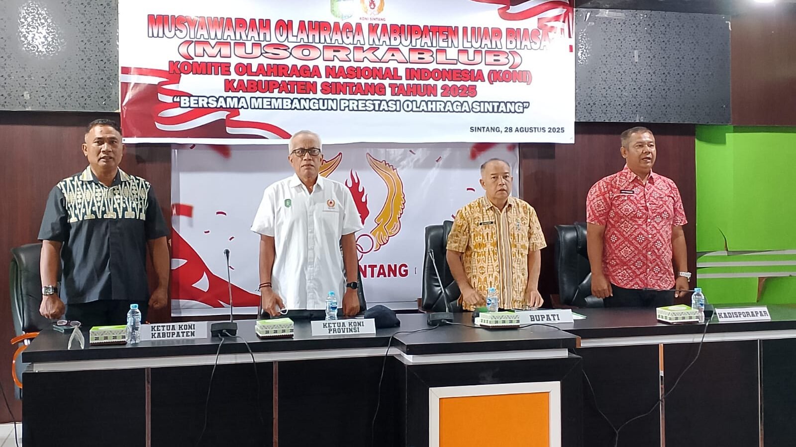 Jajaran pimpinan dan perwakilan pemerintah daerah saat pembukaan Musyawarah Olahraga Kabupaten (Musorkab) KONI Kabupaten Sintang di Balai Ruwai, Kamis (28/8/2025).