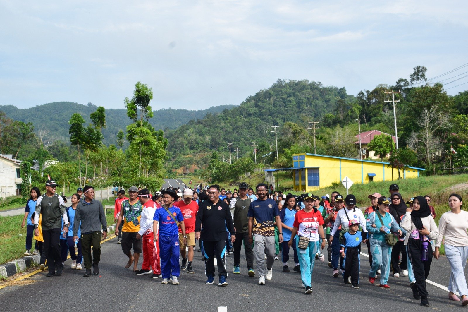 "Ribuan Masyarakat di Perbatasan Sajingan Besar ikuti Jalan Sehat dalam rangka HUT RI ke-80, Selasa (20/8/2025)."