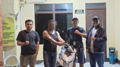 Tersangka JF saat diamankan oleh Unit Reskrim Polsek Jongkat beserta barang bukti sepeda motor hasil kejahatan penggelapan.