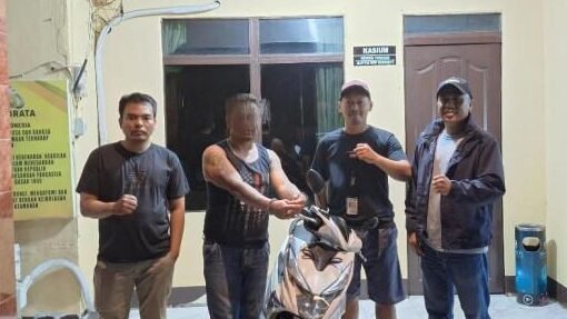 Tersangka JF saat diamankan oleh Unit Reskrim Polsek Jongkat beserta barang bukti sepeda motor hasil kejahatan penggelapan.