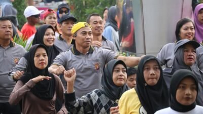 Kegiatan olahraga bersama masyarakat di area Car Free Day (CFD) Jalan Ahmad Yani dalam rangka menyambut HUT RI ke-80, Minggu (10/8/2025).