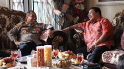 Kapolresta Pontianak, Kombes Pol Suyono, saat bersilaturahmi dengan Ketua IKBM Kalbar, H. Sukiryanto, untuk membahas kerja sama dalam menjaga kamtibmas di Kota Pontianak.