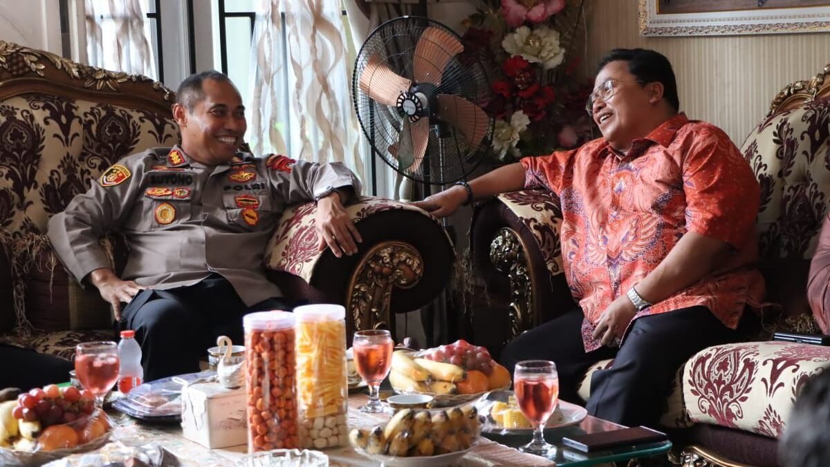 Kapolresta Pontianak, Kombes Pol Suyono, saat bersilaturahmi dengan Ketua IKBM Kalbar, H. Sukiryanto, untuk membahas kerja sama dalam menjaga kamtibmas di Kota Pontianak.