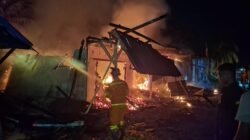 "Lima ruko di Kecamatan Tangaran, Sambas, ludes terbakar pada Rabu dini hari. Tidak ada korban jiwa, namun kerugian material ditaksir mencapai Rp700 juta. (Dok. HO/Faktakalbar.id)"