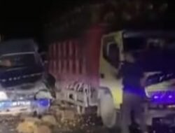 Truk Tangki Ringsek Parah Setelah Tabrak Truk Sawit yang Sedang Mogok