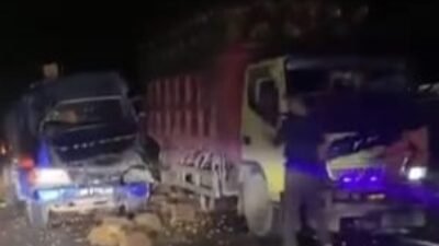 Kondisi mobil tangki setelah mengalami kecelakaan di Jalan Raya Sungai Duri, Bengkayang. Bagian depan mobil tampak ringsek akibat menabrak truk pengangkut sawit yang sedang berhenti.
