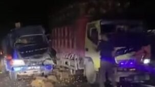 Kondisi mobil tangki setelah mengalami kecelakaan di Jalan Raya Sungai Duri, Bengkayang. Bagian depan mobil tampak ringsek akibat menabrak truk pengangkut sawit yang sedang berhenti.
