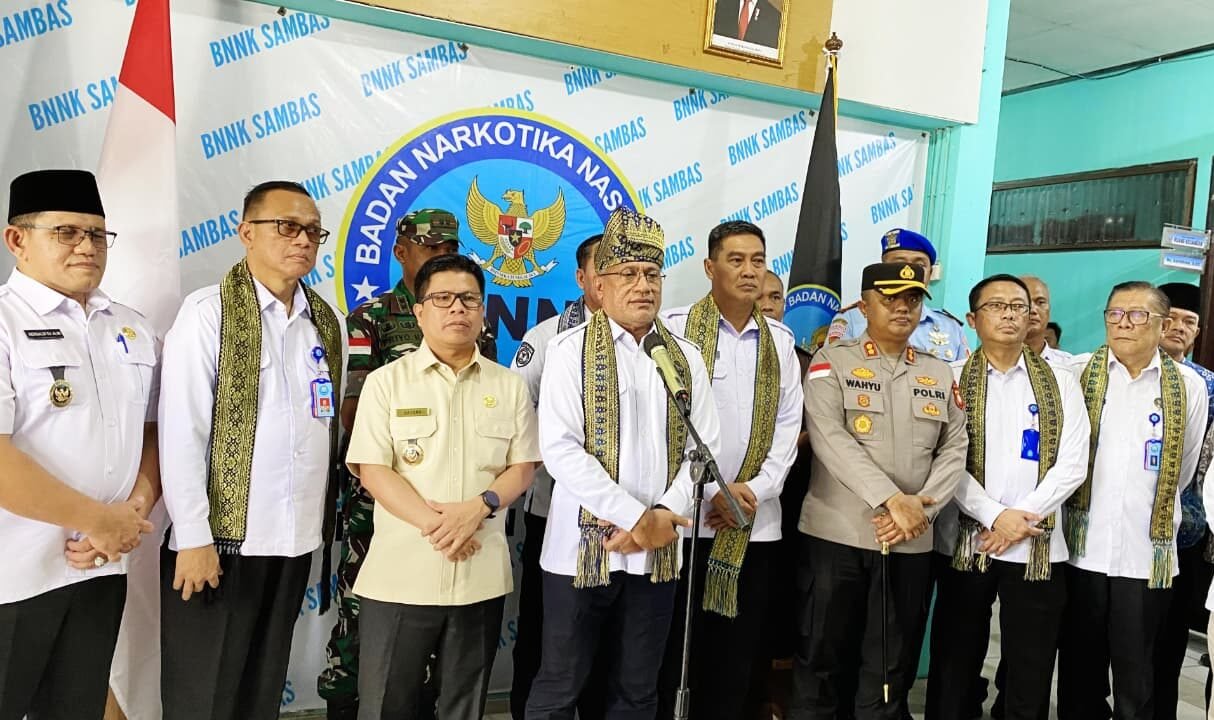"Kepala BNN RI Komjen Pol Marthinus Hukom dan jajaran, Bupati Sambas Satonobeserta unsur forkopimda saat konferensi pers Peresmian Kantor BNNK Sambas, Rabu (13/8/2025). (Dok.faktakalbar.id)."