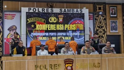 Konferensi Pers Polres Sambas terkait Penyelundupan Ribuan Telur Penyu, Jumat (29/8/2025). (Dok. Polres Sambas)