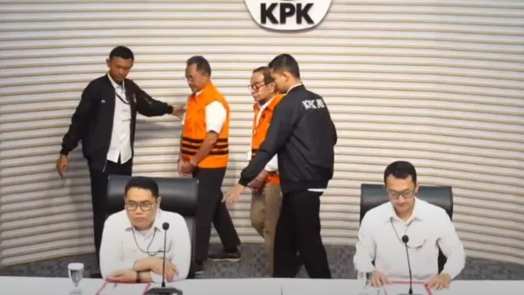 Plt Deputi Penindakan dan Eksekusi KPK, Asep Guntur Rahayu, saat memberikan keterangan pers terkait penahanan tersangka kasus korupsi lahan Tol Trans Sumatera di Gedung Merah Putih KPK, Rabu (6/8/2025). (Foto: Youtube KPK RI)