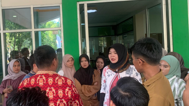 Mahasiswa calon wisudawan IAIN Pontianak protes di depan Biro AUAK akibat keterlambatan pembagian toga pada Rabu (6/8/2025).