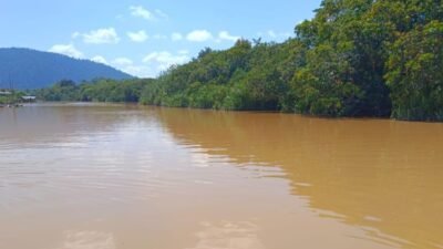 "Mahasiswa Sambas mendesak Pemda dan DPRD mengusut tuntas pencemaran Sungai Sambas yang diduga akibat PETI. Mereka mengancam akan turun ke jalan jika tuntutan diabaikan. (Dok. Faktakalbar.id)"