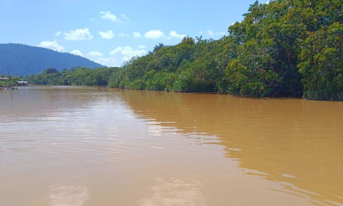 "Mahasiswa Sambas mendesak Pemda dan DPRD mengusut tuntas pencemaran Sungai Sambas yang diduga akibat PETI. Mereka mengancam akan turun ke jalan jika tuntutan diabaikan. (Dok. Faktakalbar.id)"