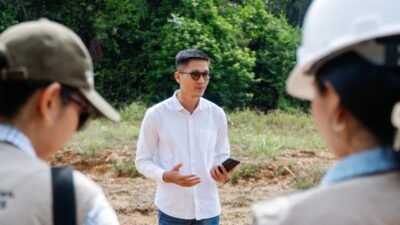 "Natalion (tengah), Koordinator Soft Skill Fiber Learning Academy (FLA) PT. Mayawana Persada. (Dok. RDL/Faktakalbar.id)"