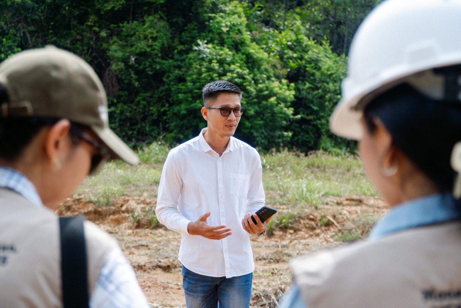 "Natalion (tengah), Koordinator Soft Skill Fiber Learning Academy (FLA) PT. Mayawana Persada. (Dok. RDL/Faktakalbar.id)"