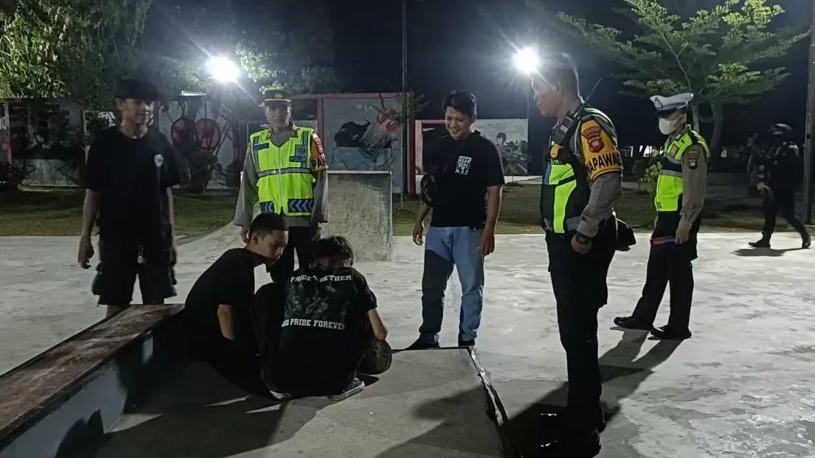 Personel gabungan Polres Singkawang saat melaksanakan patroli skala besar di sejumlah titik rawan Kota Singkawang, Minggu (17/8/2025) malam.