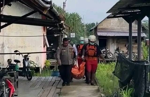 "Seorang pemuda berusia 21 tahun yang hilang tenggelam di Sungai Sasak, Sambas, ditemukan meninggal dunia oleh Tim SAR Gabungan setelah satu hari pencarian"