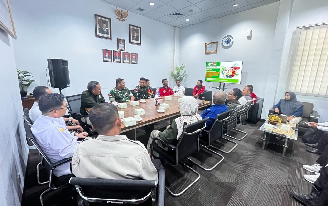 "Stakeholder lintas sektor di Kabupaten Sambas mendeklarasikan komitmen bersama melawan karhutla. Kegiatan ini digelar di Pos Lintas Batas Negara (PLBN) Aruk, Kecamatan Sajingan Besar, Kamis (28/8/2025). (Dok. Faktakalbar.id)