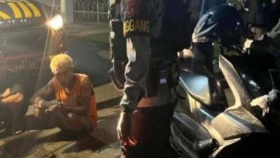 Petugas kepolisian mengamankan pelaku percobaan pencurian meteran air di Pontianak. (Dok. Ist)