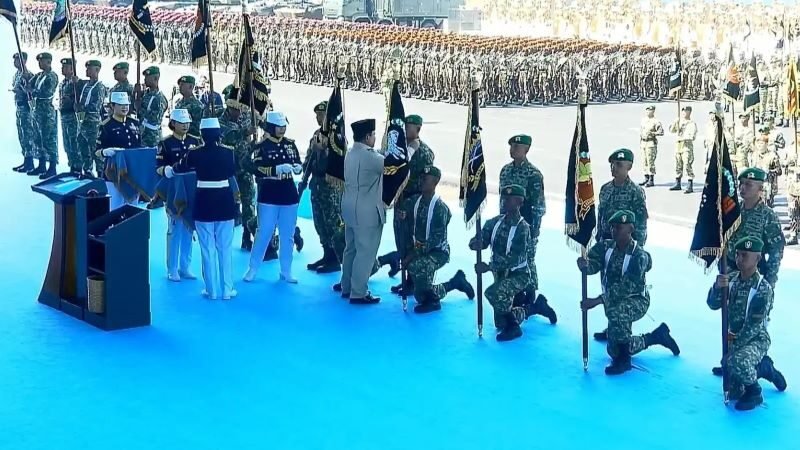 Presiden RI Prabowo Subianto menganugerahkan pangkat jenderal kehormatan bintang empat kepada lima tokoh dalam upacara Gelar Pasukan Operasional dan Kehormatan Militer TNI di Pusat Pendidikan Kopassus, Batujajar, Jawa Barat.