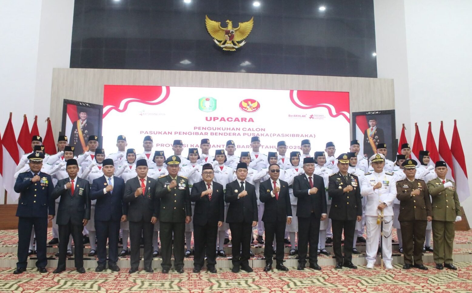"Sebanyak 30 anggota Paskibraka Provinsi Kalbar 2025 resmi dikukuhkan oleh Gubernur Ria Norsan di Balai Petitih, Kantor Gubernur Kalimantan Barat."