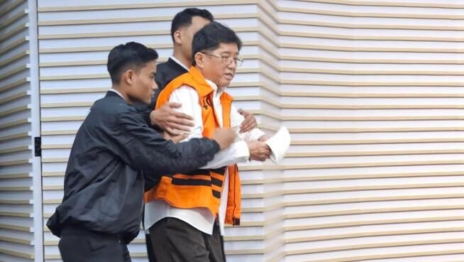 Tersangka kasus dugaan suap IUP Kaltim, Rudy Ong Chandra, saat digiring petugas untuk memberikan pernyataan kepada media di Gedung Merah Putih KPK, Jakarta.