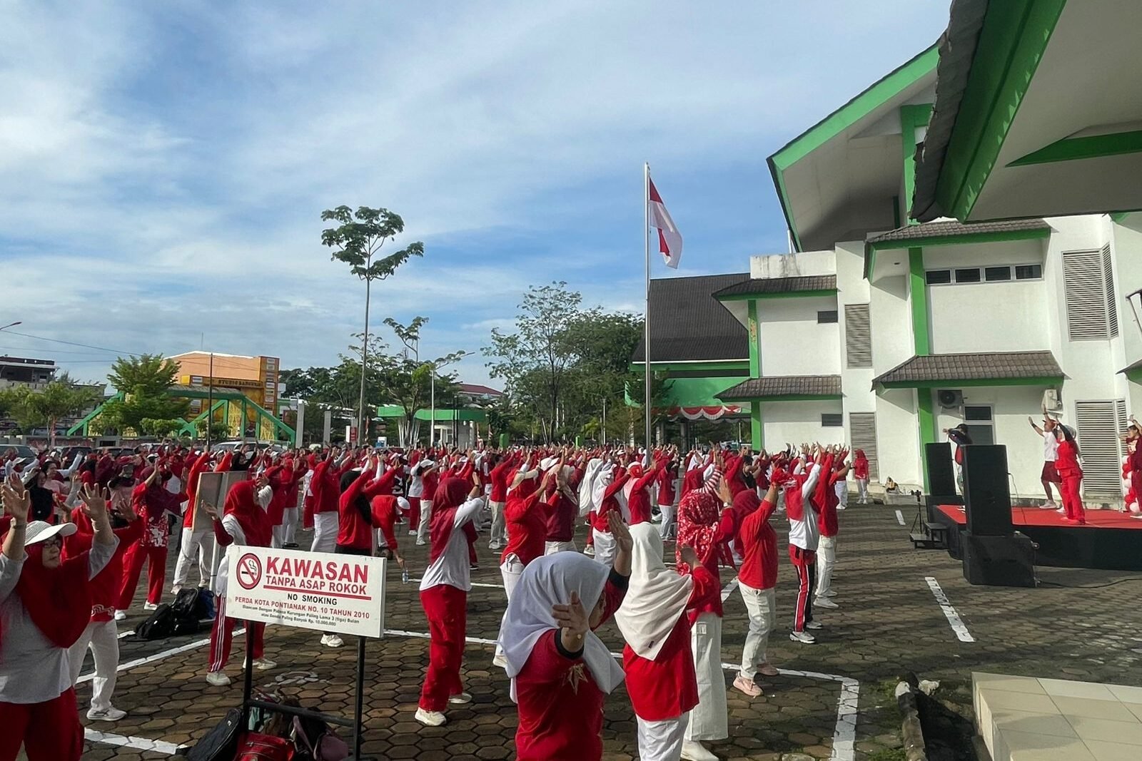 "Semarak kemerdekaan di RSUD Soedarso: Suasana senam Zumba untuk merayakan HUT ke-80 RI, Jumat, 15 Agustus 2025."
