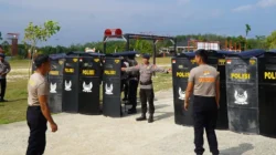 Personel Batalyon C Pelopor Satbrimob Polda Kalbar mengikuti arahan instruktur dalam sesi latihan Penanggulangan Huru Hara (PHH) guna meningkatkan profesionalisme dan kesiapsiagaan di wilayah hukum Polda Kalbar.