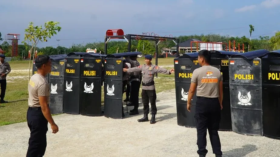 Personel Batalyon C Pelopor Satbrimob Polda Kalbar mengikuti arahan instruktur dalam sesi latihan Penanggulangan Huru Hara (PHH) guna meningkatkan profesionalisme dan kesiapsiagaan di wilayah hukum Polda Kalbar.