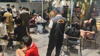 Tim Gabungan menggelar razia terhadap anak-anak yang masih berada di luar rumah melewati pukul 22.00 WIB. Foto: HO/Faktakalbar.id