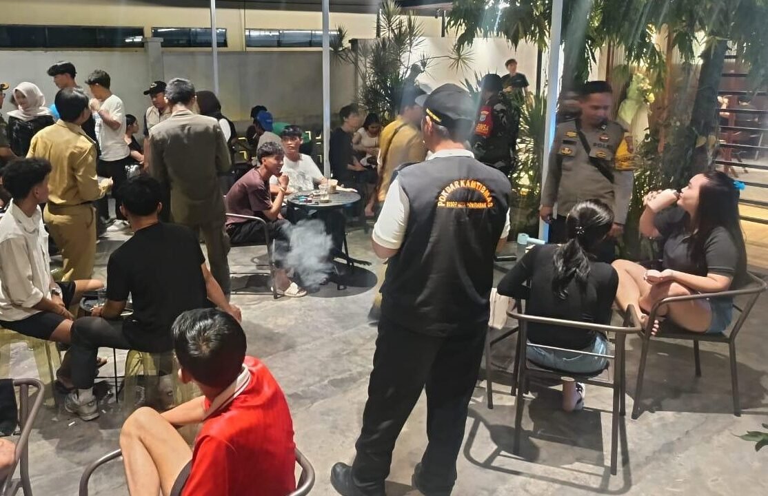 Tim Gabungan menggelar razia terhadap anak-anak yang masih berada di luar rumah melewati pukul 22.00 WIB. Foto: HO/Faktakalbar.id