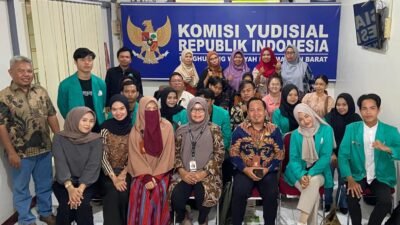 "PKY Kalbar sukses menggelar edukasi publik untuk mengajak masyarakat berperan aktif dalam menjaga integritas hakim. Dalam acara ini, dipaparkan peran dan capaian PKY selama 10 tahun di Kalbar. (Dok. Yudith to Faktakalbar.id)"