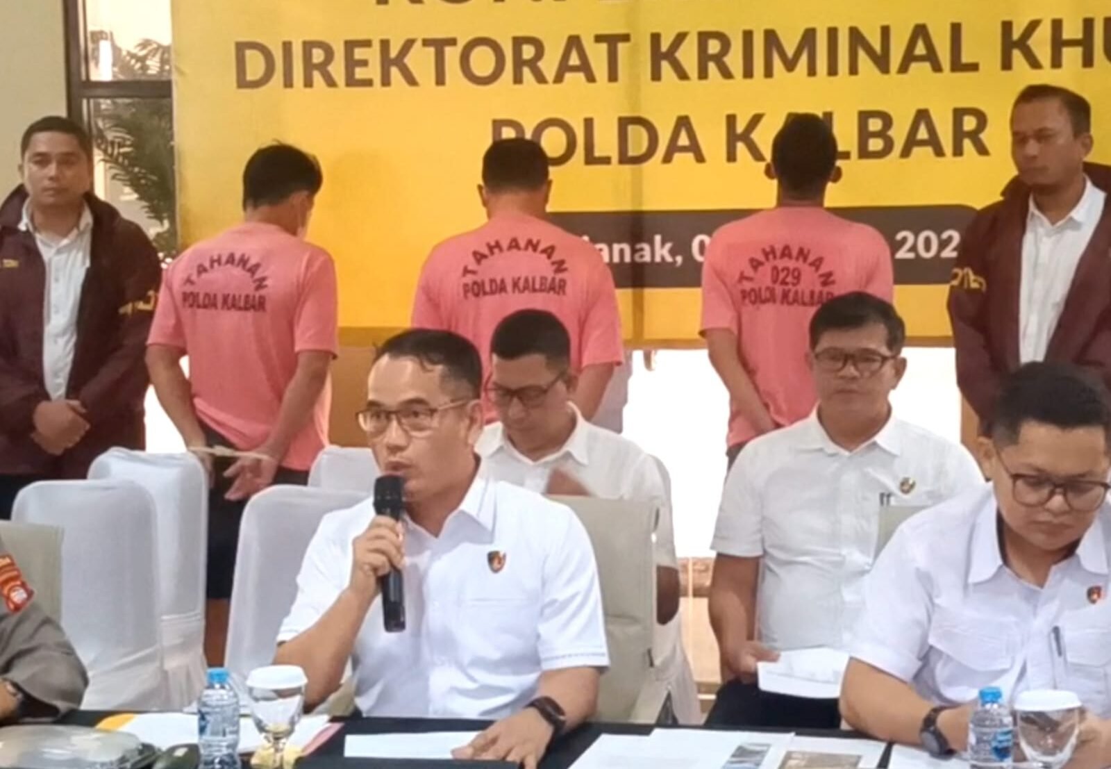 "polda-kalbar-gulung-gurita-peti-sita-puluhan-kilo-emas"