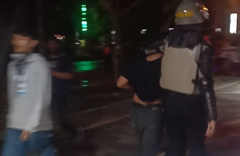 "Kegiatan pengamanan dan penanganan aksi unjuk rasa oleh Polda maupun Polresta,anggota tidak diperkenankan melengkapi diri dengan senjata api dan senjata lainnya. (Dok. RA/Faktakalbar.id)"