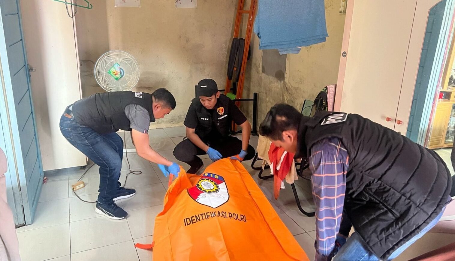 Polisi bersama tim Inafis melakukan olah TKP penemuan pria berusia 54 tahun yang ditemukan meninggal di rumahnya, Pontianak Utara. (Dokk. HO/Faktakalbar.id)