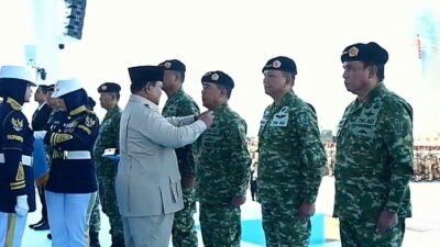 Presiden Prabowo Subianto memberikan penghargaan jenderal kehormatan bintang tiga dan dua saat Upacara Gelar Pasukan Operasional dan Kehormatan Militer di Pusdiklatpassus Kopasus. (Dok. YouTube/Puspen TNI)