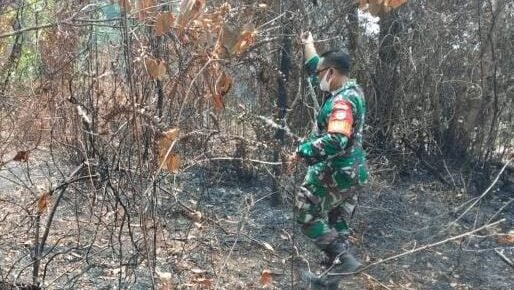 Personel Kodam XII/Tanjungpura bersama instansi terkait melakukan patroli dan sosialisasi sebagai bagian dari upaya pencegahan Karhutla di Kalimantan Barat.