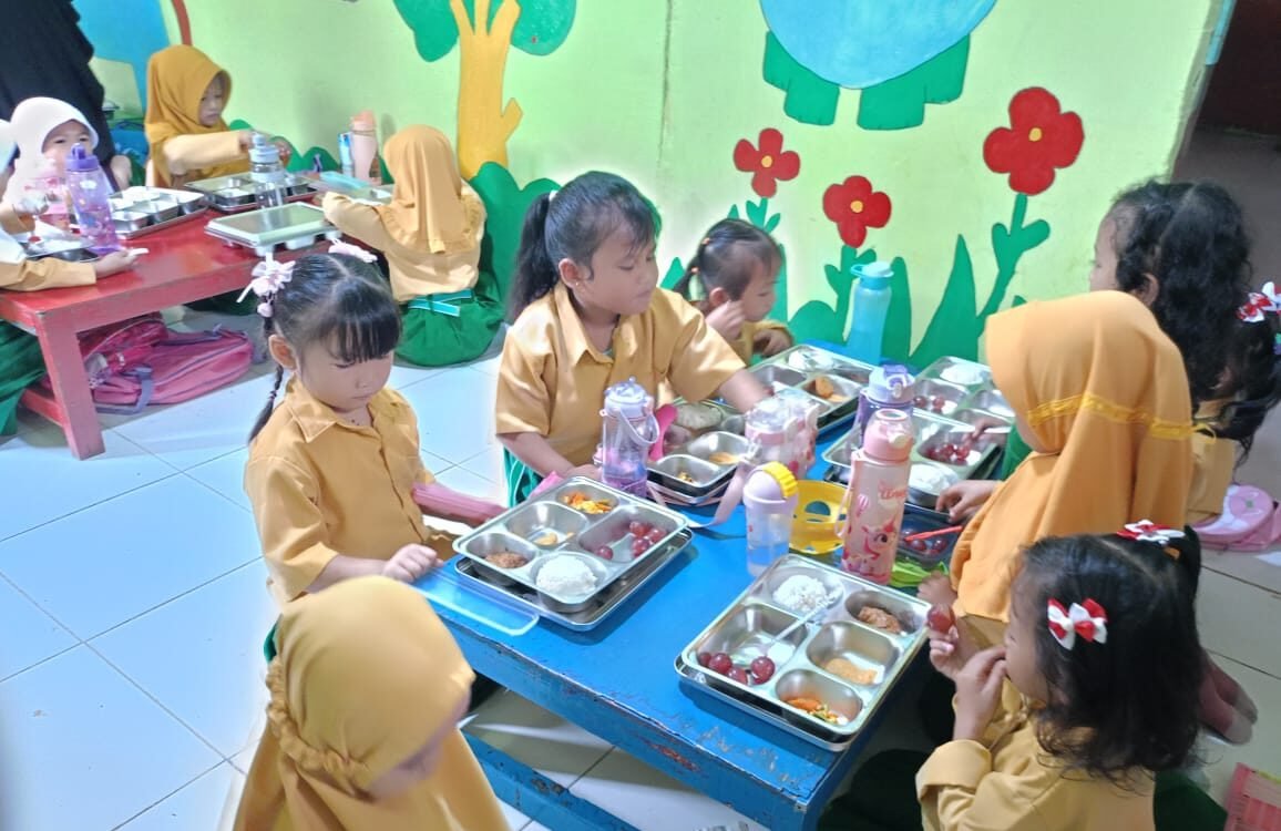 "Program Makan Bergizi Gratis di Kabupaten Sambas telah menjangkau 5.782 anak dan ibu di Kecamatan Sambas dan Tebas untuk perbaikan gizi."