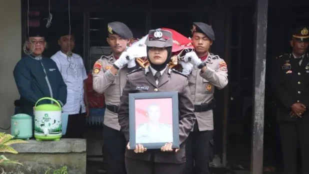 Prosesi pemakaman Ipda Ares Suranto dilakukan secara kedinasan Polri.